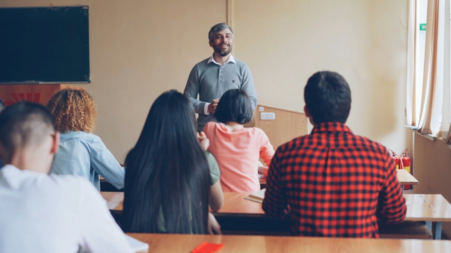 Een docent voor een klas studenten.